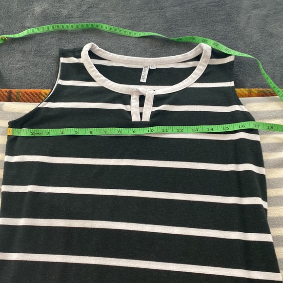 Top, size petite large. - Picture 3 of 5